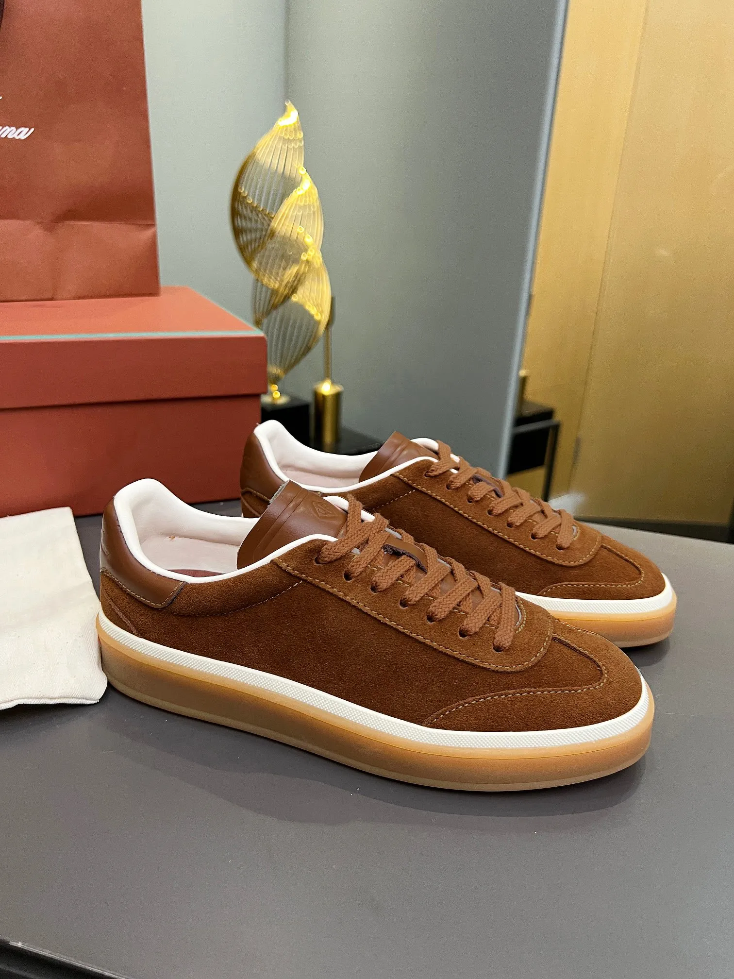 Factory price: 580💰Purchase level, high version🦅⛳️ Italy [Loro men's shoes💰iana] Tennis walk series L men's shoes💰Couple moral training shoes casual sports shoes sneakers🎁🎁 Original purchase development and production This new suede tennis shoe adopts an ultra-low design, suitable for wearing all year round👫👫 The wrapped sole creates an effortlessly attractive color combination that harmoniously blends functionality with understated style, making it the ideal shoe for urban wear. Soft calfskin tongue with Kummel color insert at the heel, embossed L Men's shoes 💰 Logo Cotton lace upper, cowhide suede sole Rubber-lined calfskin ✦ Upper: imported first-layer cowhide ➕ Customized original cowhide ✦ Lining: cowhide lining ➕ Cow leather insole ✦ Sole: Original open-molded T men's shoe 💰R ultra-lightweight outsole ✦Packaging: Original full set of packaging ✦Female size: 35--40, ✦Male size: 39--44, customized 45